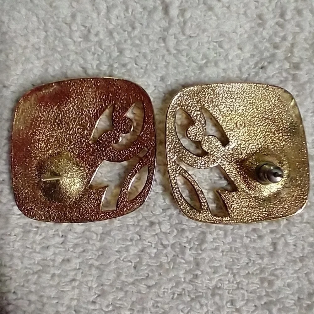 Goldtone cream pierced Square large only has 1 back earrings